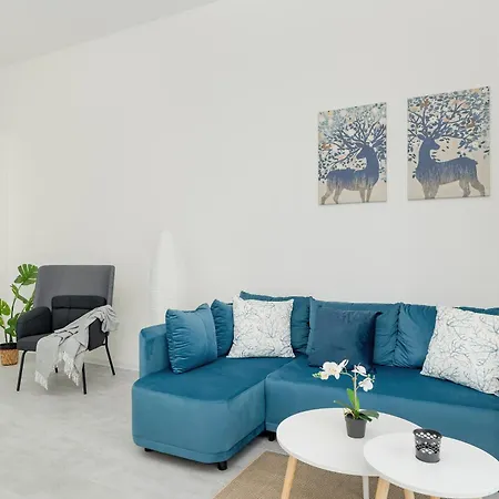 Nowoczesne Typu Z Parkingiem By Renters