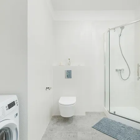 Nowoczesne Typu Z Parkingiem By Renters